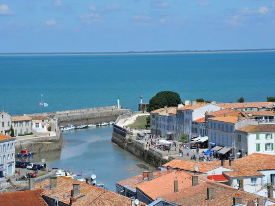Vue sur le port de Saint-Martin-de-Ré depuis les toits